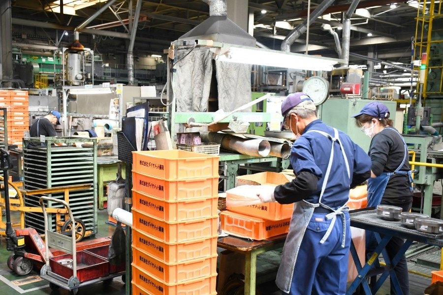 工場内での検査作業風景